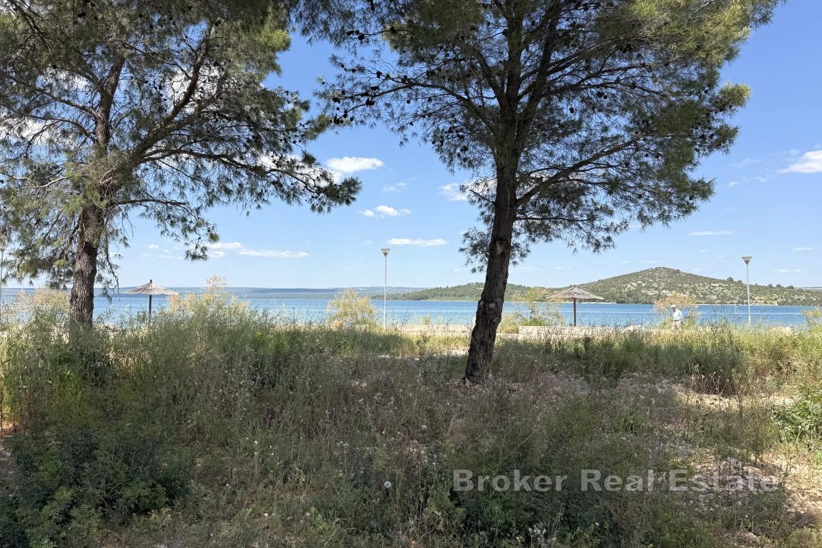 Grand terrain constructible à côté d'une plage bien entretenue