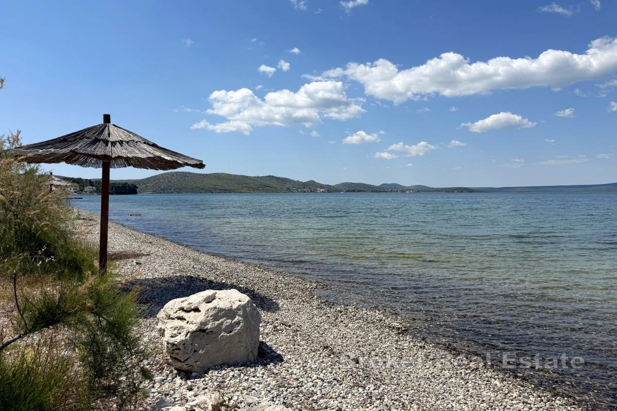 Grand terrain constructible à côté d'une plage bien entretenue