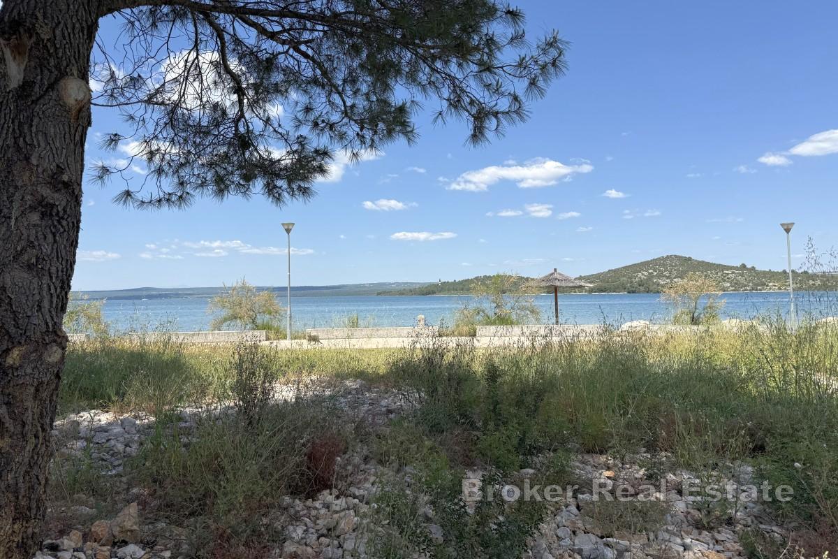 Grand terrain constructible à côté d'une plage bien entretenue