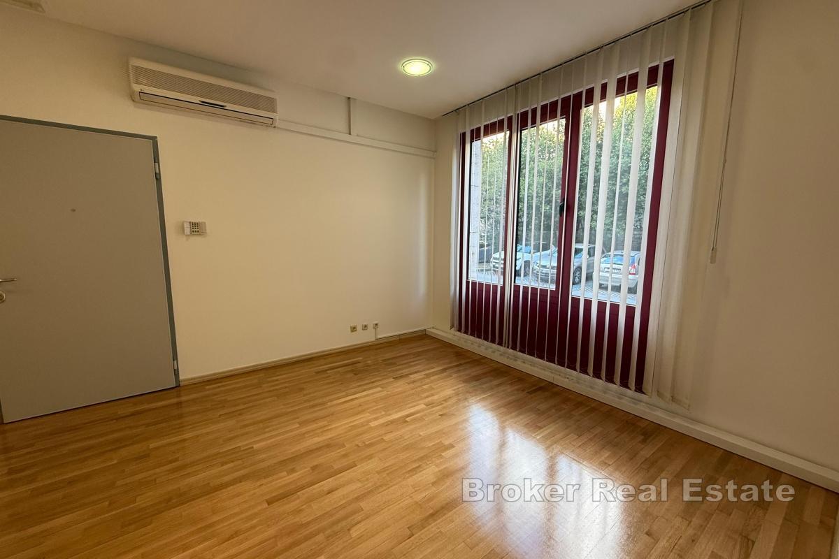 Viacúčelový komerčný priestor na rušnom mieste