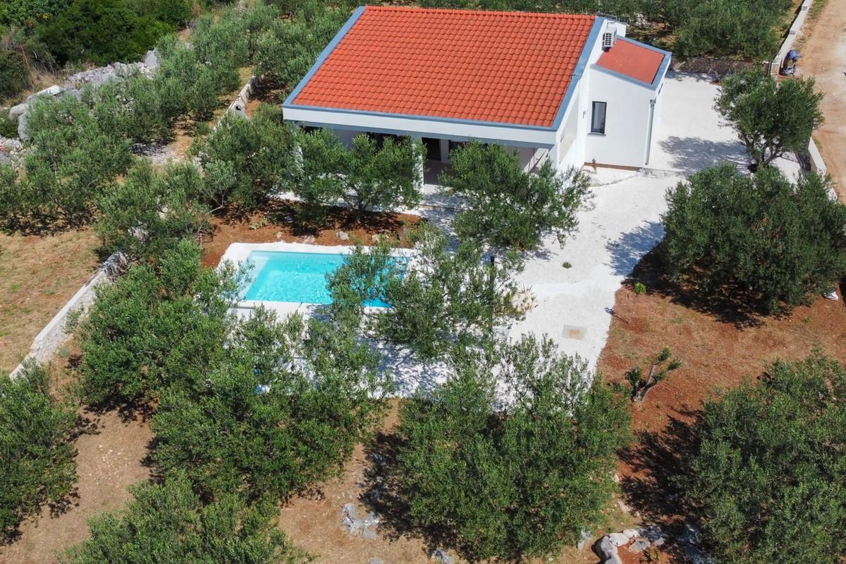 001-2041-112-Trogir-House-with-a-pool-and-a-beautiful-garden-for-sale