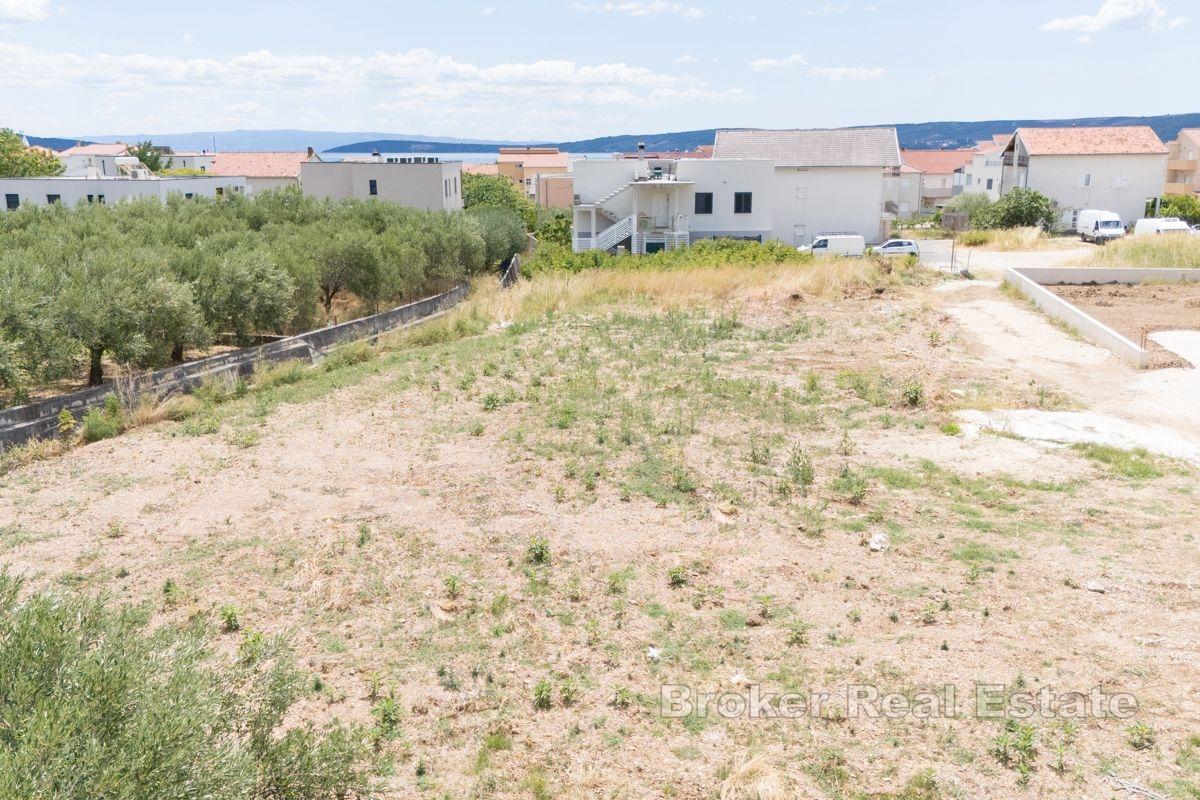 Spokojna działka budowlana z zatwierdzonym projektem