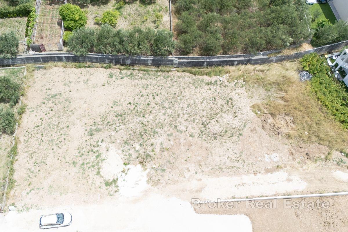 Spokojna działka budowlana z zatwierdzonym projektem