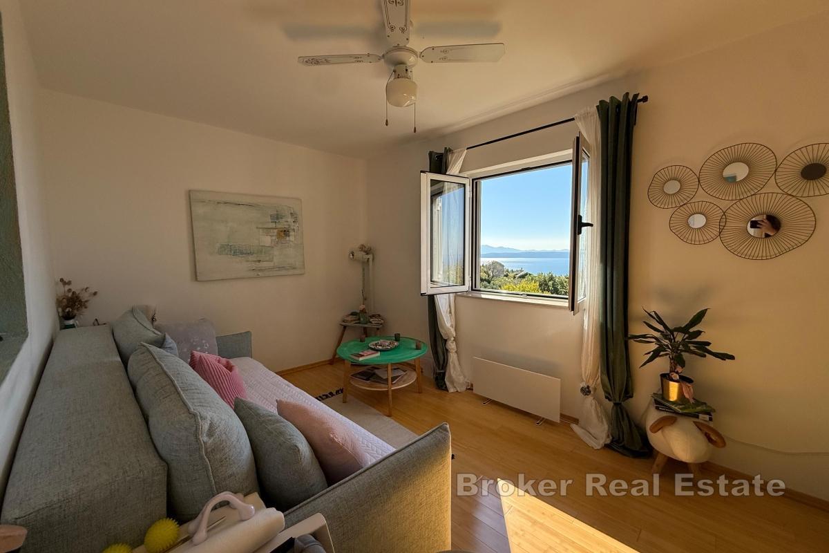 Dom z dwoma apartamentami z widokiem na otwarte morze