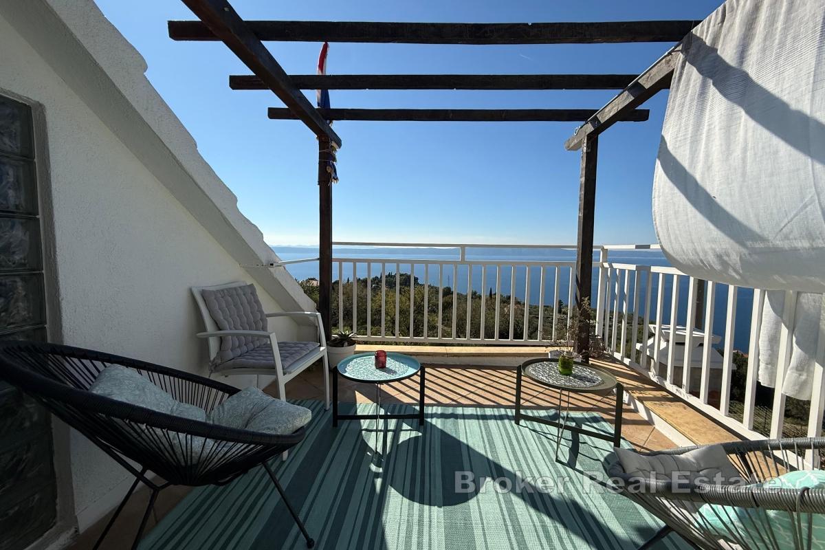 Dom z dwoma apartamentami z widokiem na otwarte morze