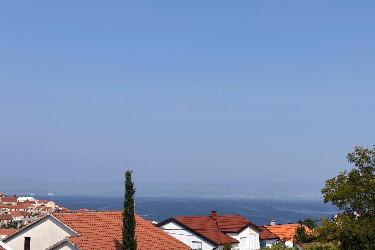 Apartmán s velkým venkovním prostorem a výhledem na moře
