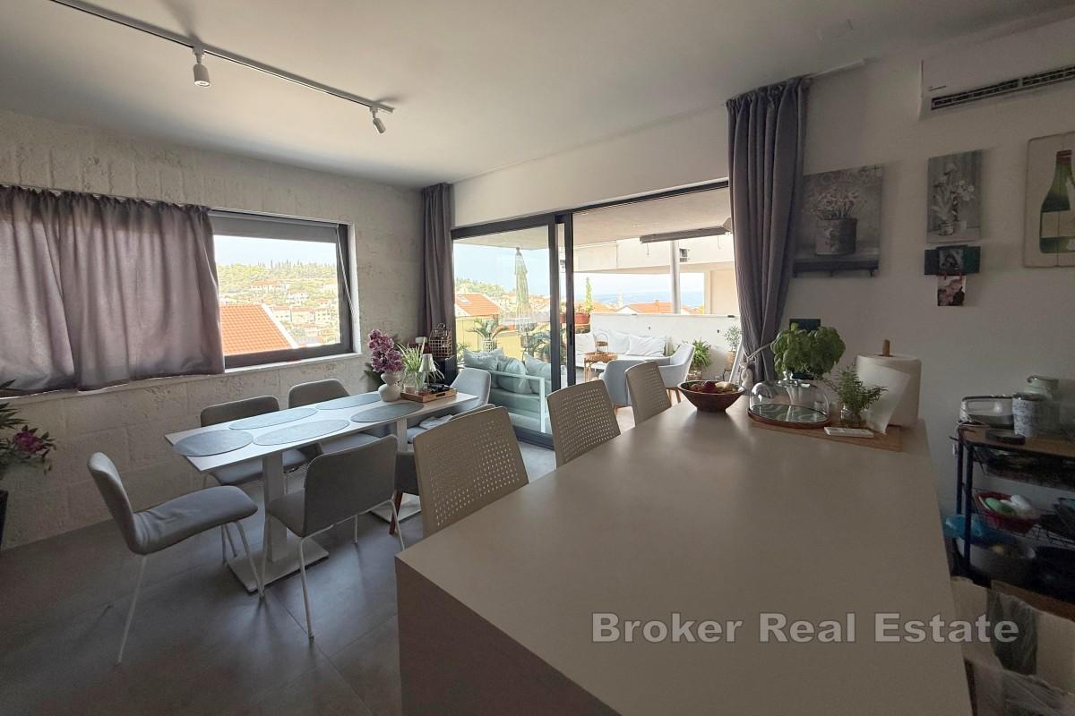 Apartmán s velkým venkovním prostorem a výhledem na moře