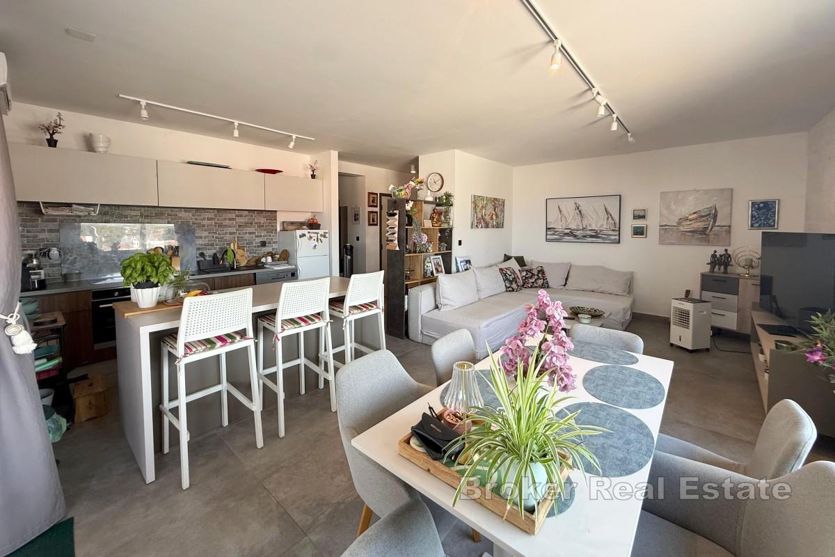 Apartmán s velkým venkovním prostorem a výhledem na moře