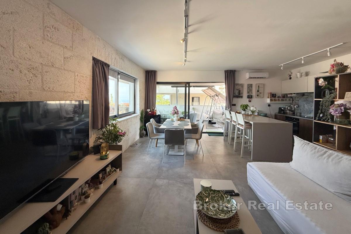 Apartmán s velkým venkovním prostorem a výhledem na moře