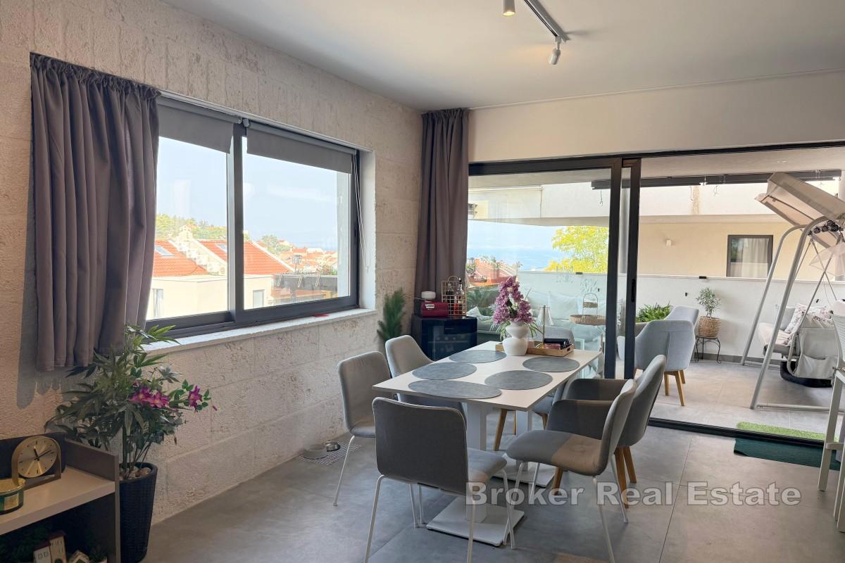 Apartmán s velkým venkovním prostorem a výhledem na moře
