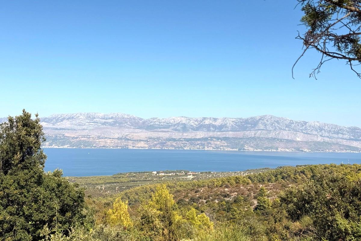 Stor tomt med panoramautsikt över havet