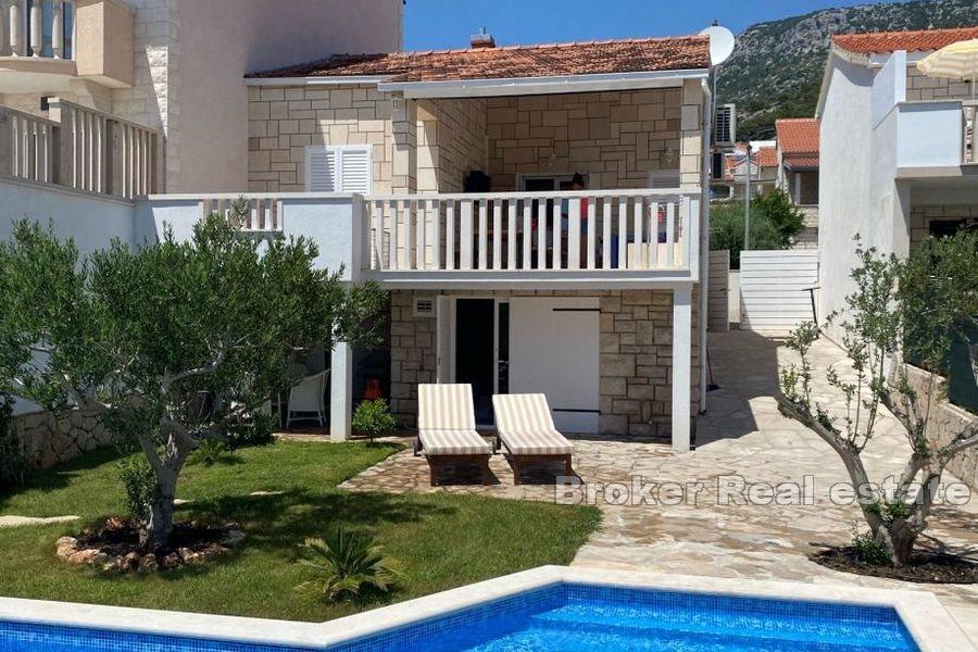 Brac - Maison en pierre avec piscine et vue mer