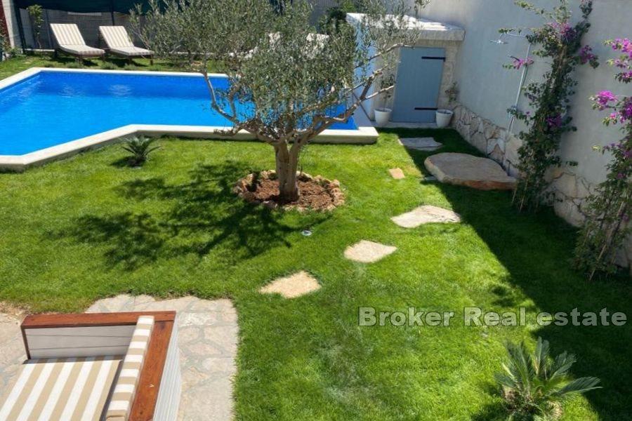 Brač - Kamenný dom s bazénom a výhľadom na more