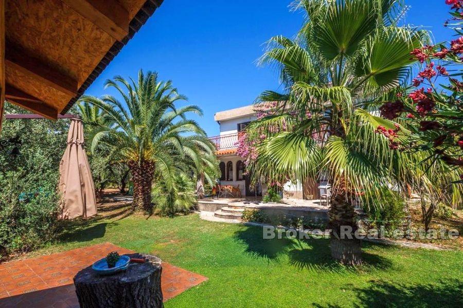 Остров Чиово - дом с просторным садом