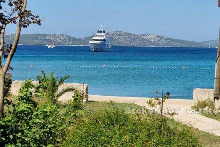 Sibenik - Bliźniak w pierwszym rzędzie do morza