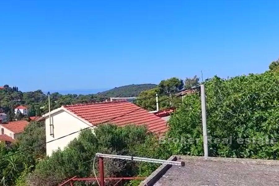 Šolta - Stavebný pozemok s domom na rekonštrukciu