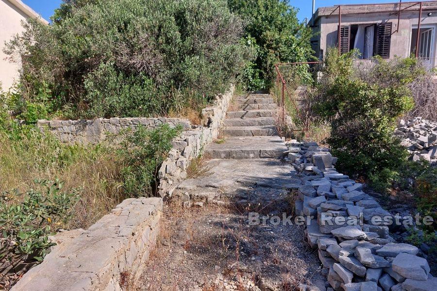 Solta - Terreno edificabile con casa da ristrutturare