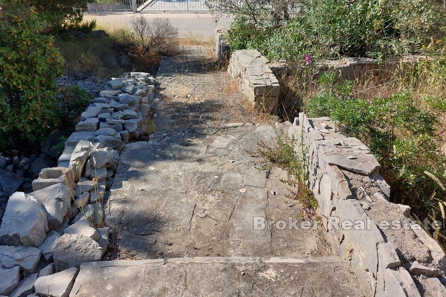 Solta - Terreno edificabile con casa da ristrutturare