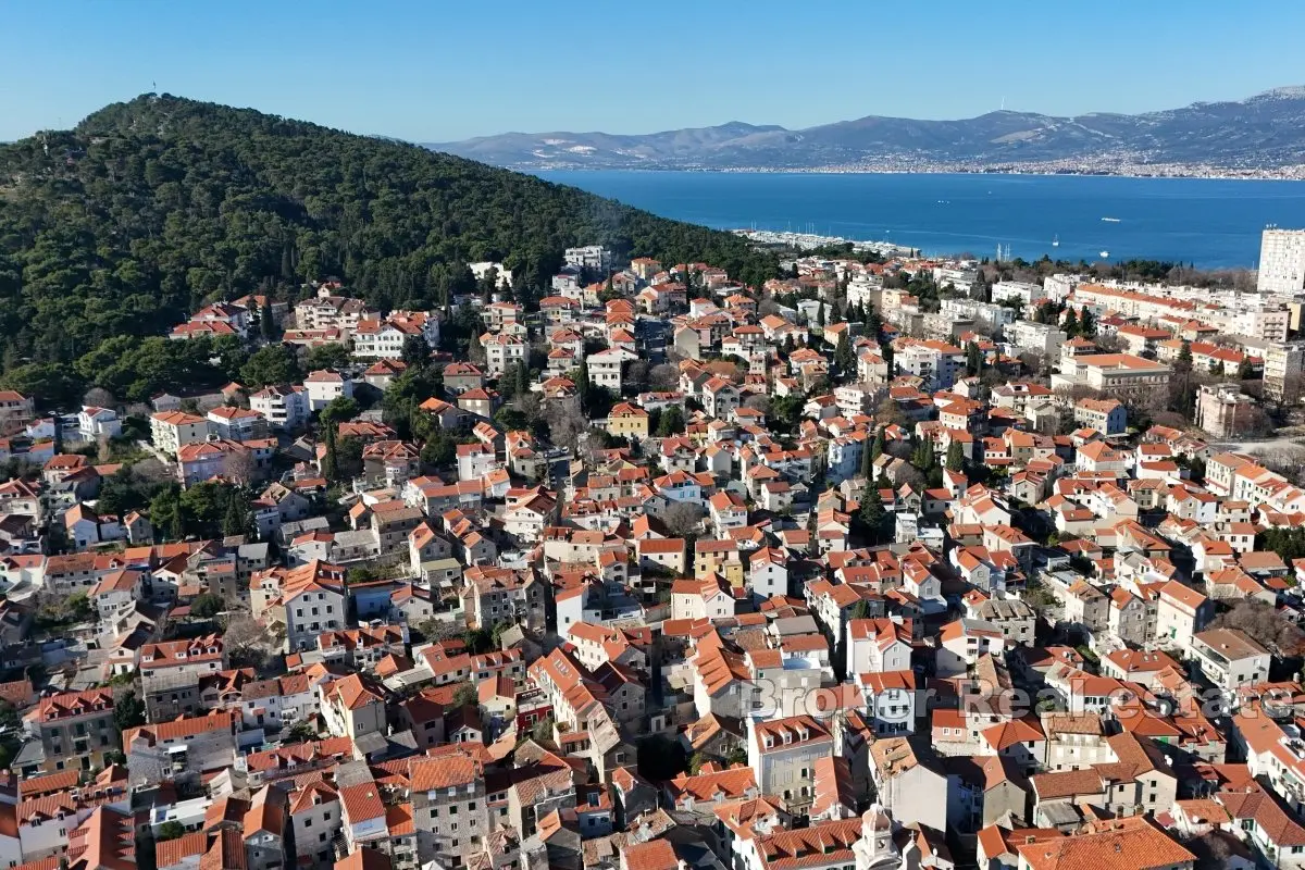 001-2041-40-split-house-near-old-town-sale