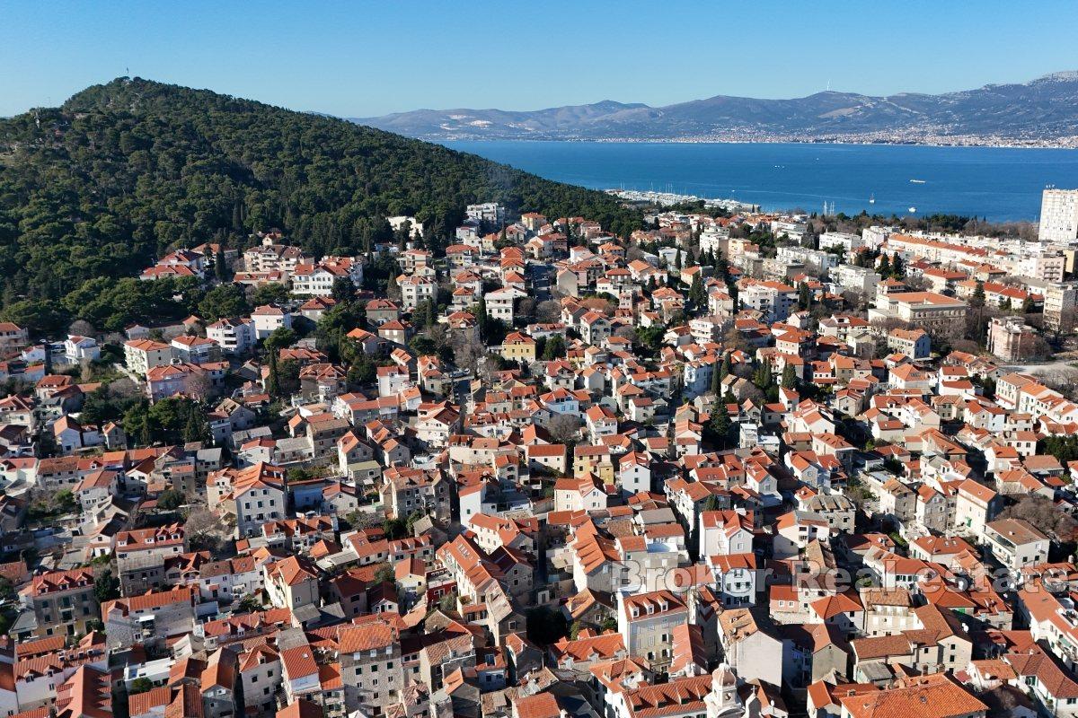 001-2041-40-split-house-near-old-town-sale