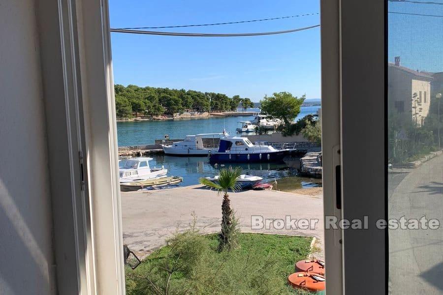 Otok Ugljan - Dvojna kuća u prvom redu do mora