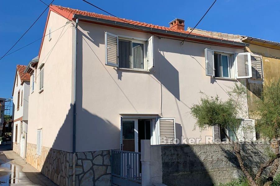 Otok Ugljan - Dvojna kuća u prvom redu do mora