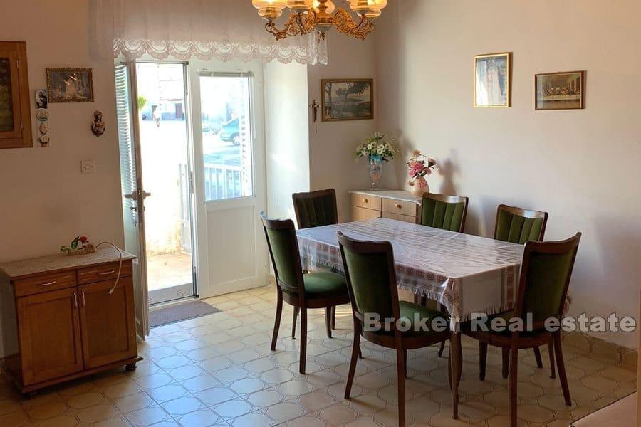 Otok Ugljan - Dvojna kuća u prvom redu do mora