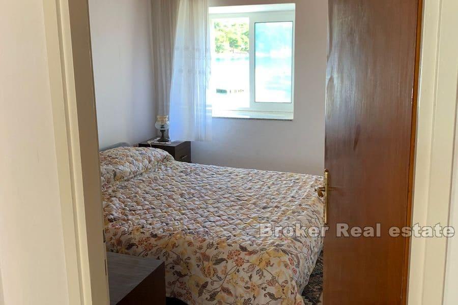 Otok Ugljan - Dvojna kuća u prvom redu do mora