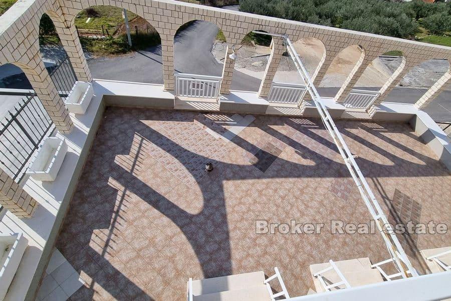 Omis - Romslig hus med flere boenheter