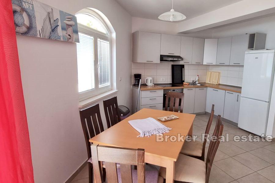 Omiš - Kuća s pogledom na more na izvrsnoj lokaciji