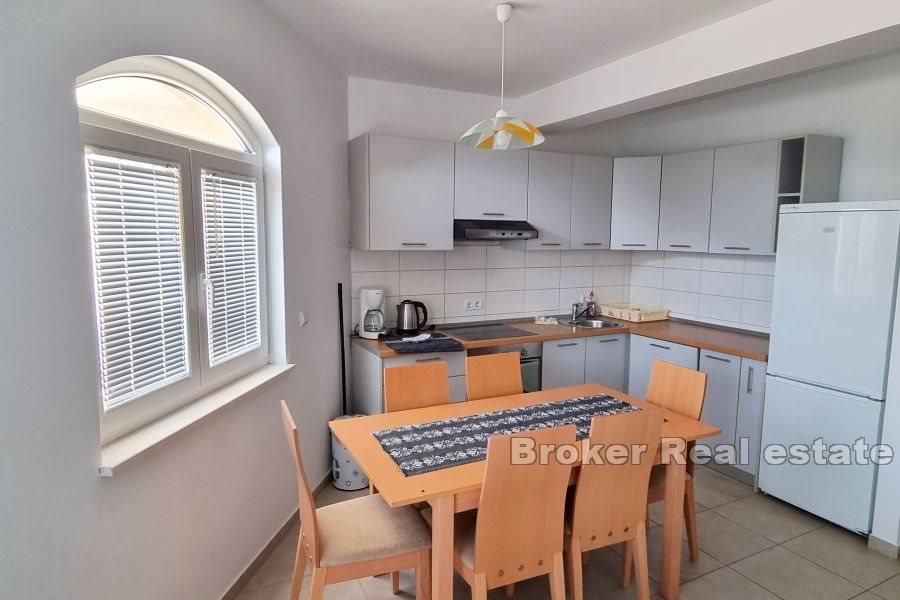 Omiš - Kuća s pogledom na more na izvrsnoj lokaciji