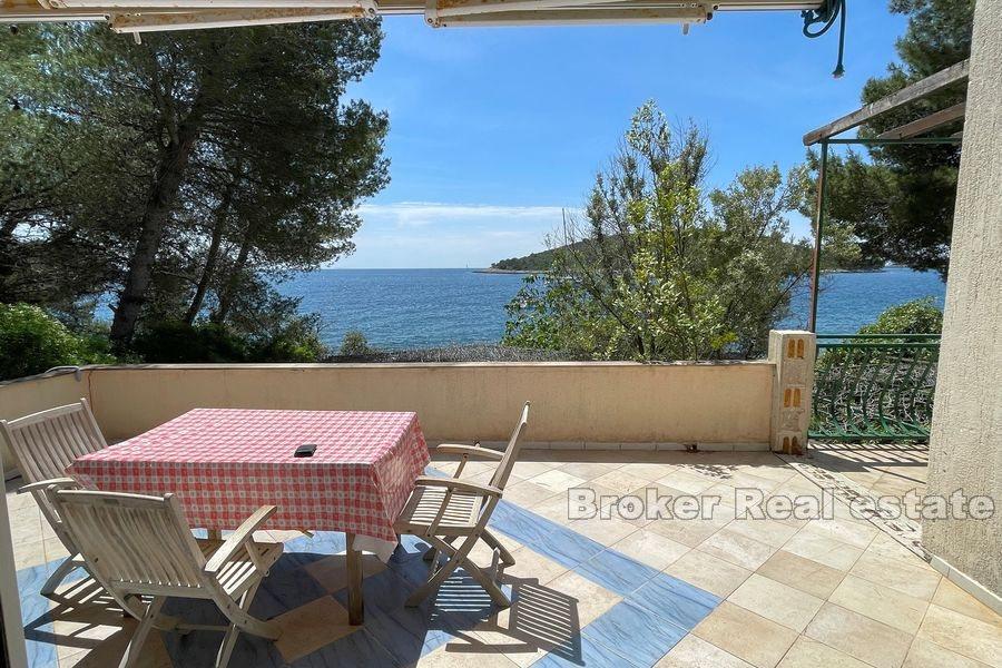 Wyspa Solta - Dom do remontu w pierwszym rzędzie do morza