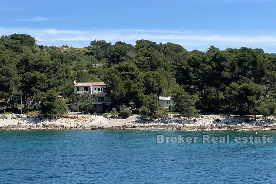 Wyspa Solta - Dom do remontu w pierwszym rzędzie do morza