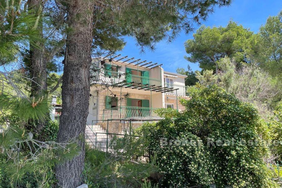 Øya Solta - Hus for oppussing i første rad til sjøen