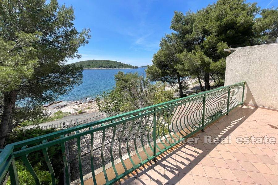 Øya Solta - Hus for oppussing i første rad til sjøen