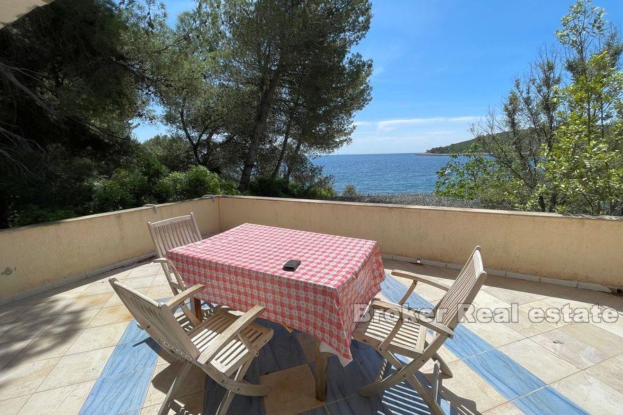 Wyspa Solta - Dom do remontu w pierwszym rzędzie do morza