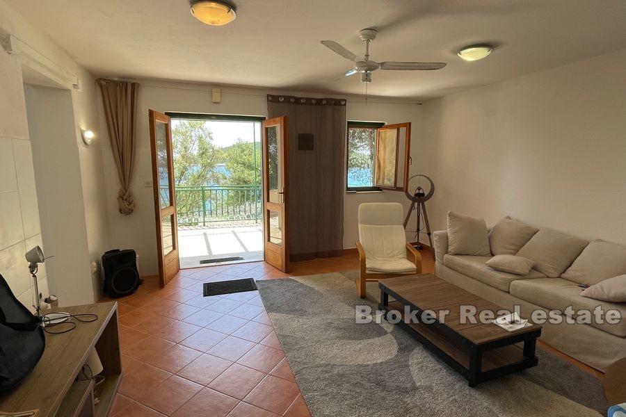 Øya Solta - Hus for oppussing i første rad til sjøen