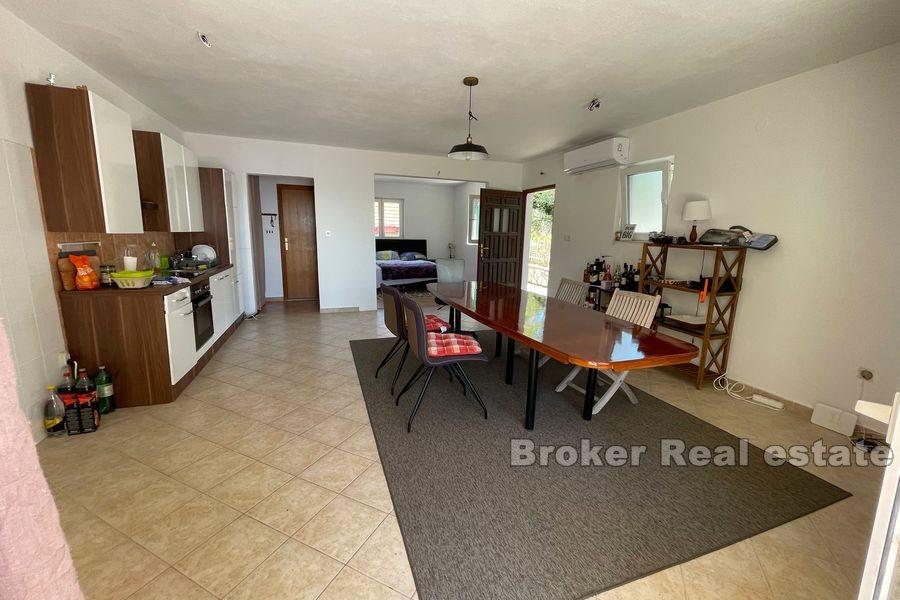 Wyspa Solta - Dom do remontu w pierwszym rzędzie do morza