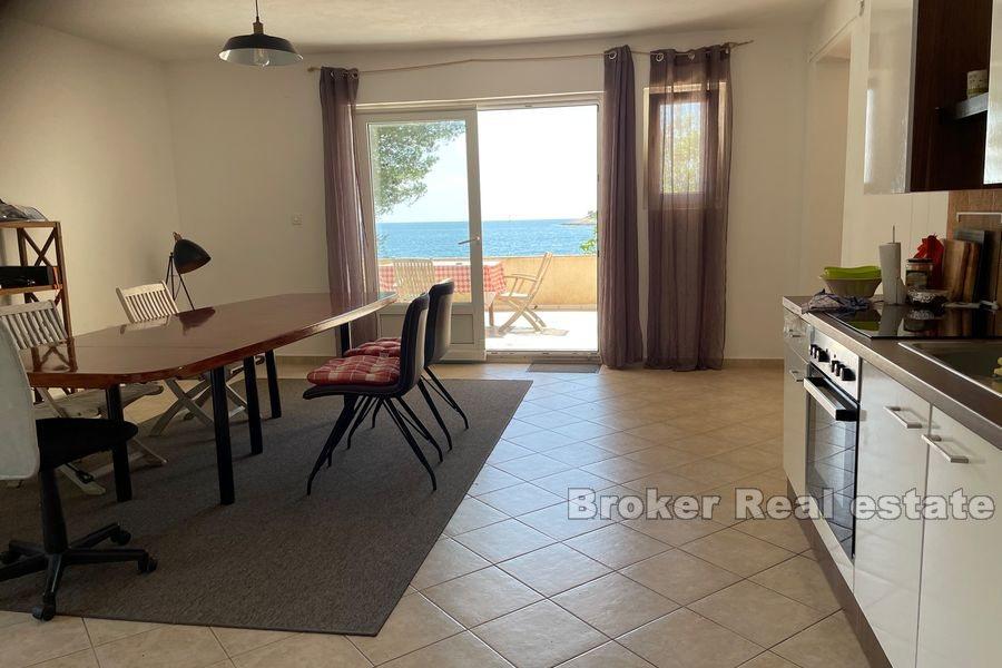 Wyspa Solta - Dom do remontu w pierwszym rzędzie do morza