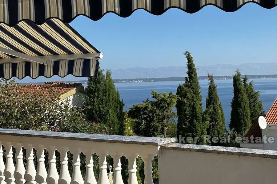 Otok Ugljan - Villa s velikom okućnicom u drugom redu do mora