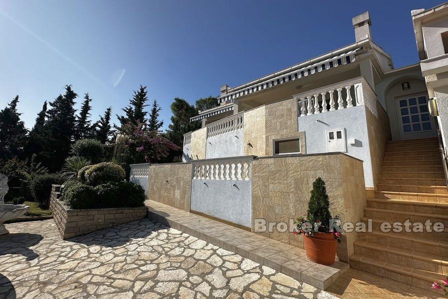 Wyspa Ugljan - Willa z dużym ogrodem w drugim rzędzie od morza