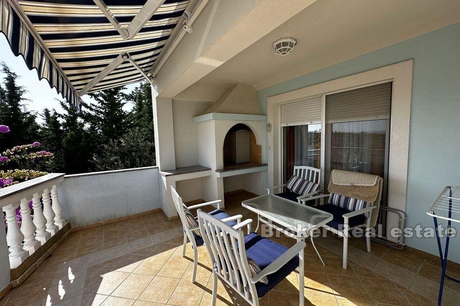 Wyspa Ugljan - Willa z dużym ogrodem w drugim rzędzie od morza