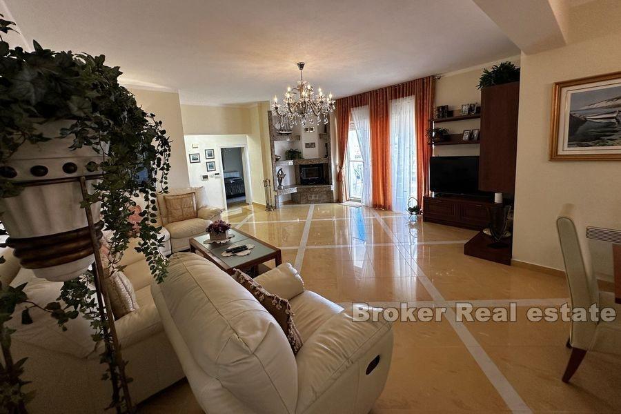 Wyspa Ugljan - Willa z dużym ogrodem w drugim rzędzie od morza