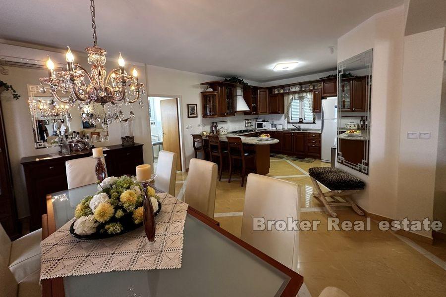 Wyspa Ugljan - Willa z dużym ogrodem w drugim rzędzie od morza