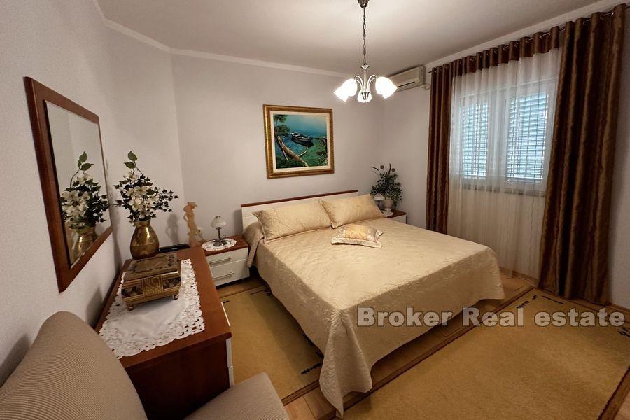 Wyspa Ugljan - Willa z dużym ogrodem w drugim rzędzie od morza