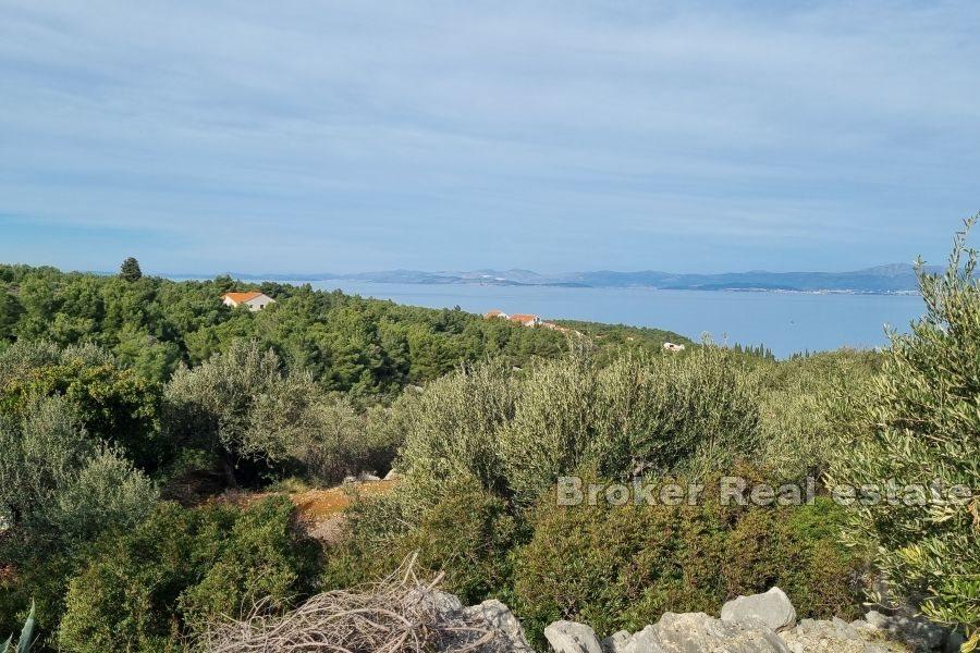 Otok Brač - Prostorný stavební pozemek s výhledem na moře