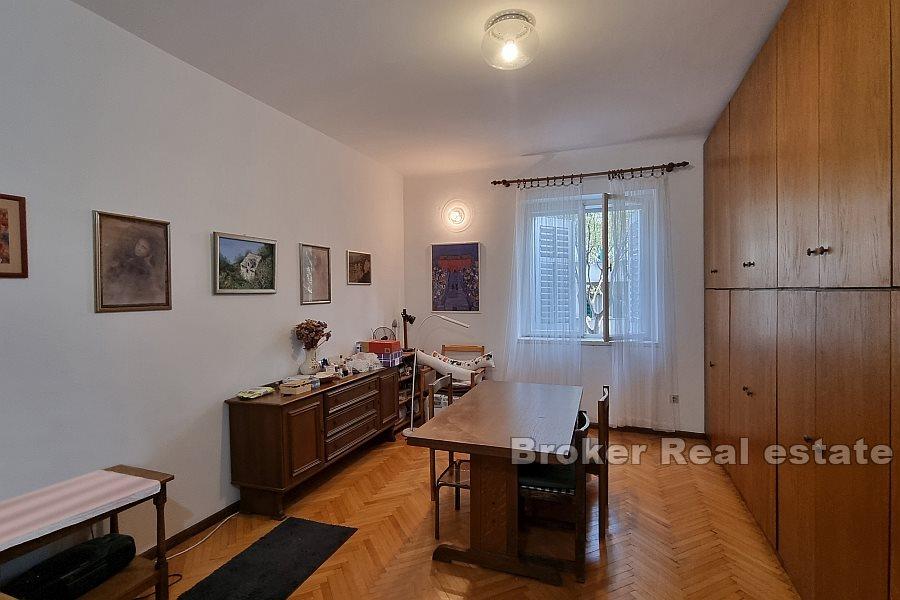 Split - Bačvice - Prostran apartman na odličnoj lokaciji