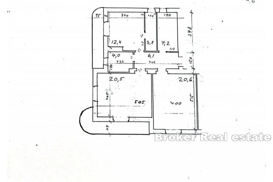 Split - Bačvice - Prostran apartman na odličnoj lokaciji