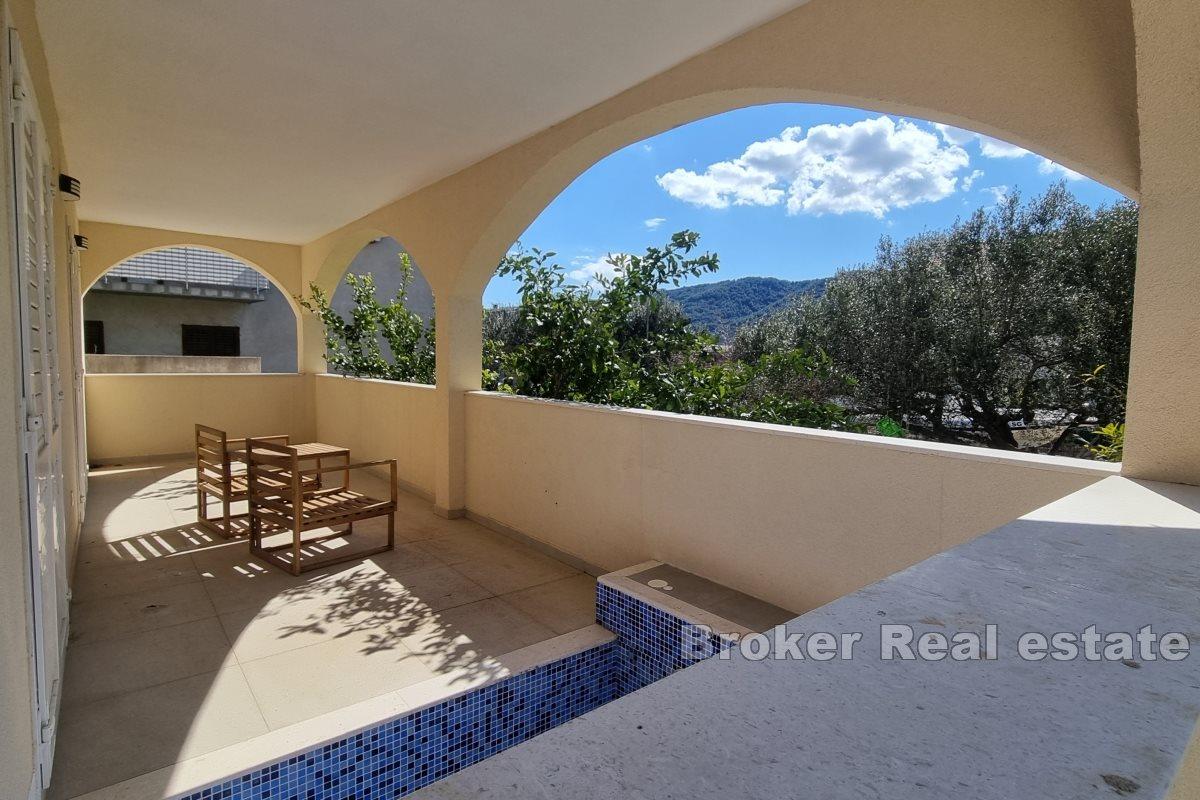 Tre etasjers hus nær stranden