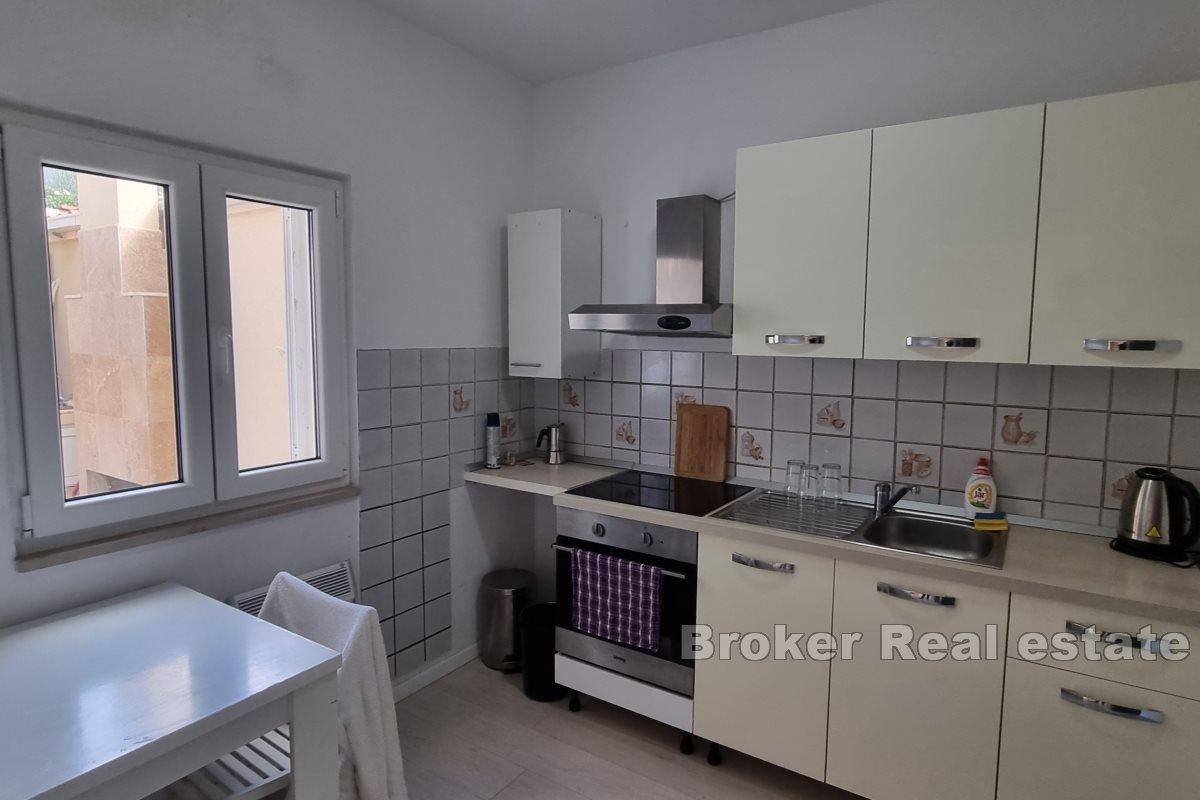 Tre etasjers hus nær stranden